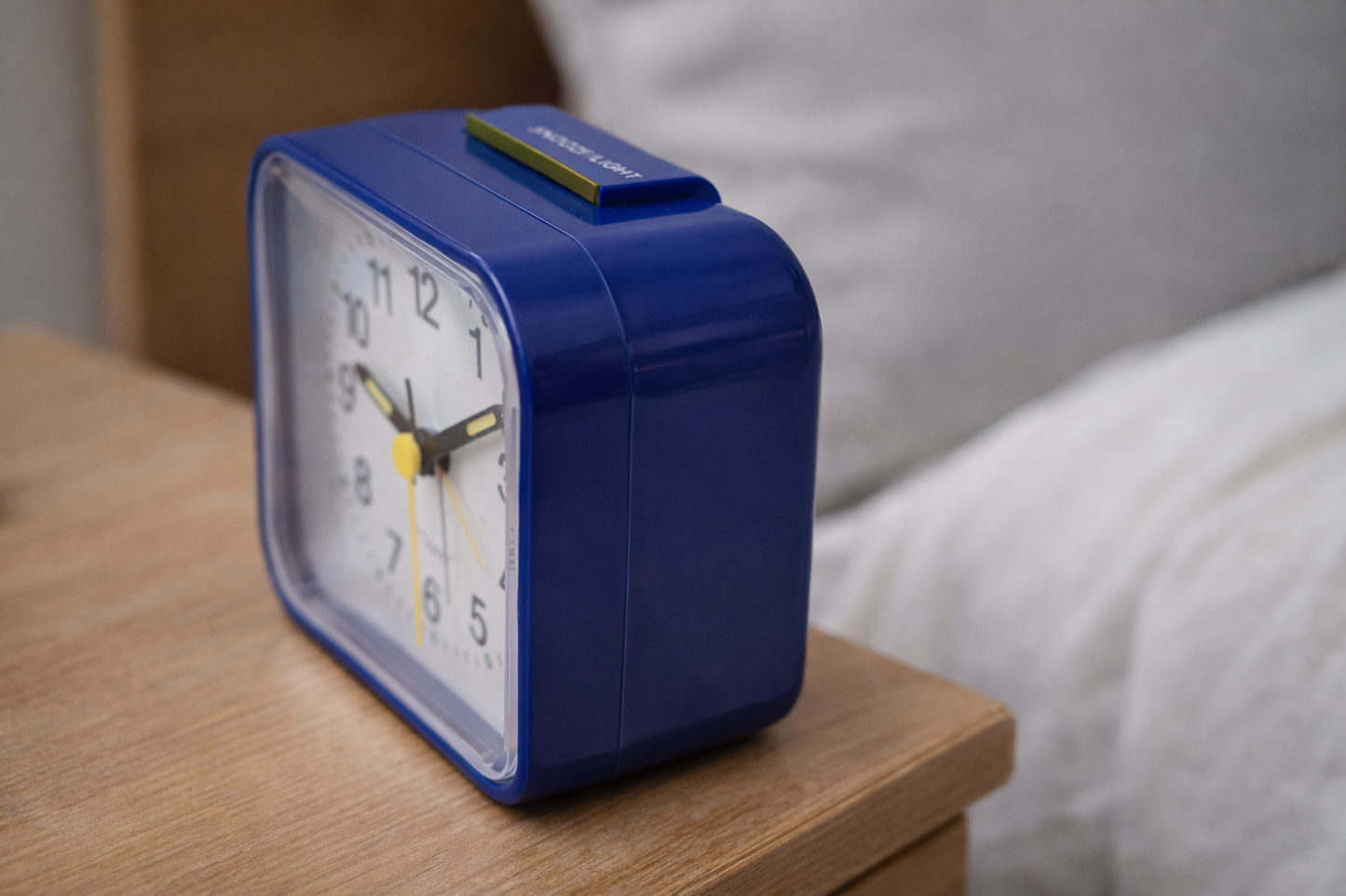 Silent Analog Alarm Clock with Gentle Light and Snooze Feature