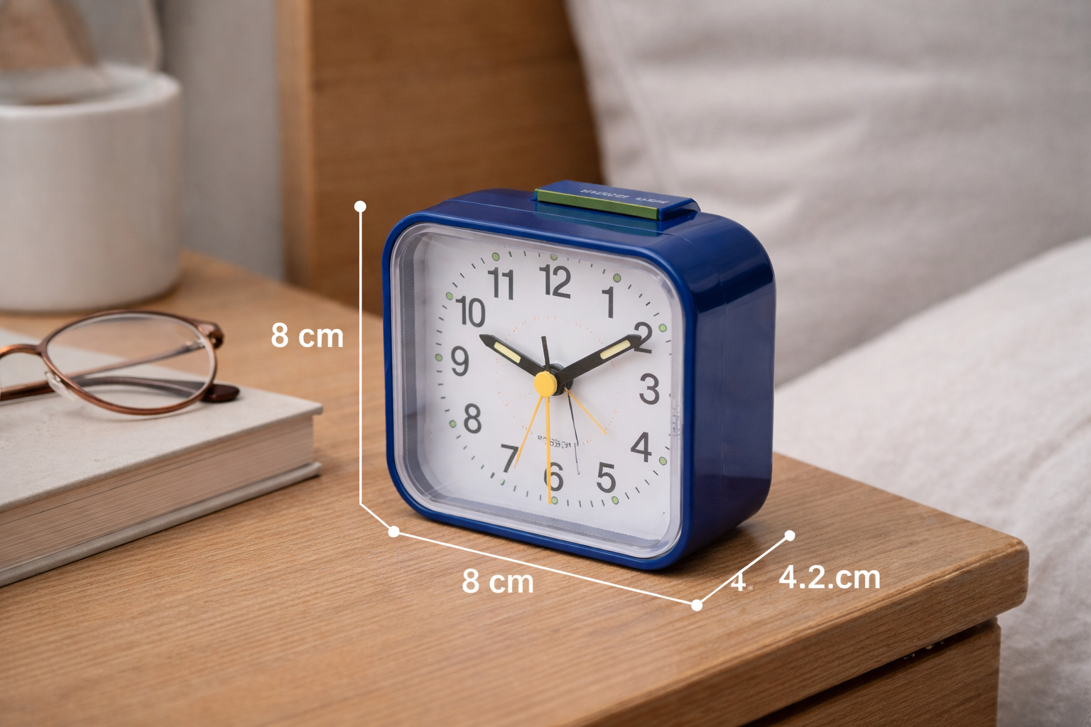 Silent Analog Alarm Clock with Gentle Light and Snooze Feature