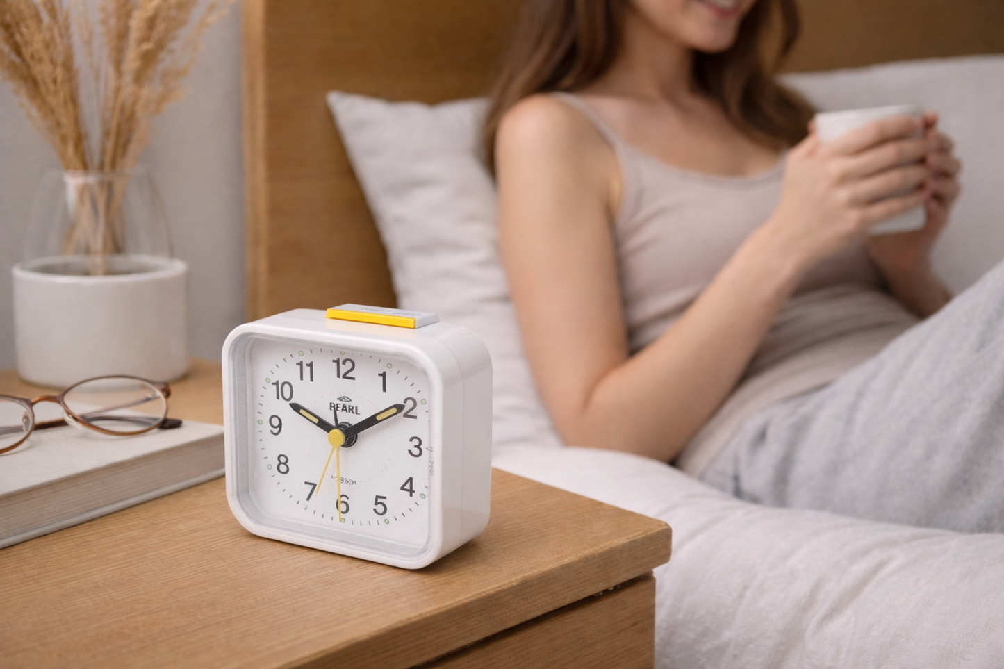 Silent Analog Alarm Clock with Gentle Light and Snooze Feature
